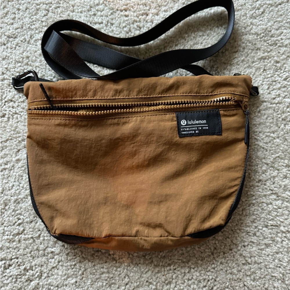 NWOT Lululemon Clean Lines Crossbody Bag